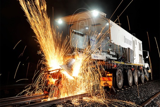 Rail track welder with lighting